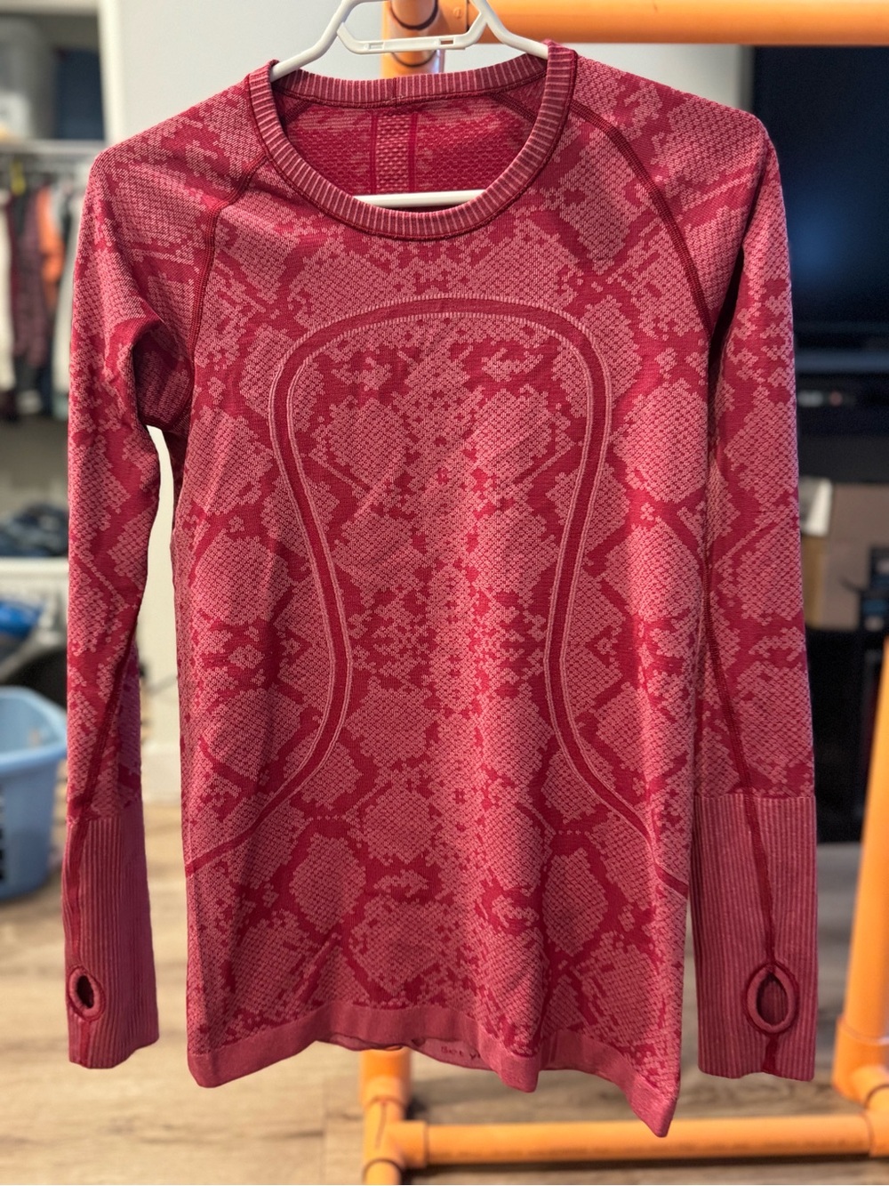 Lululemon Red Snakeskin Jacquard Long Sleeve  Top Thumbholes Size 8